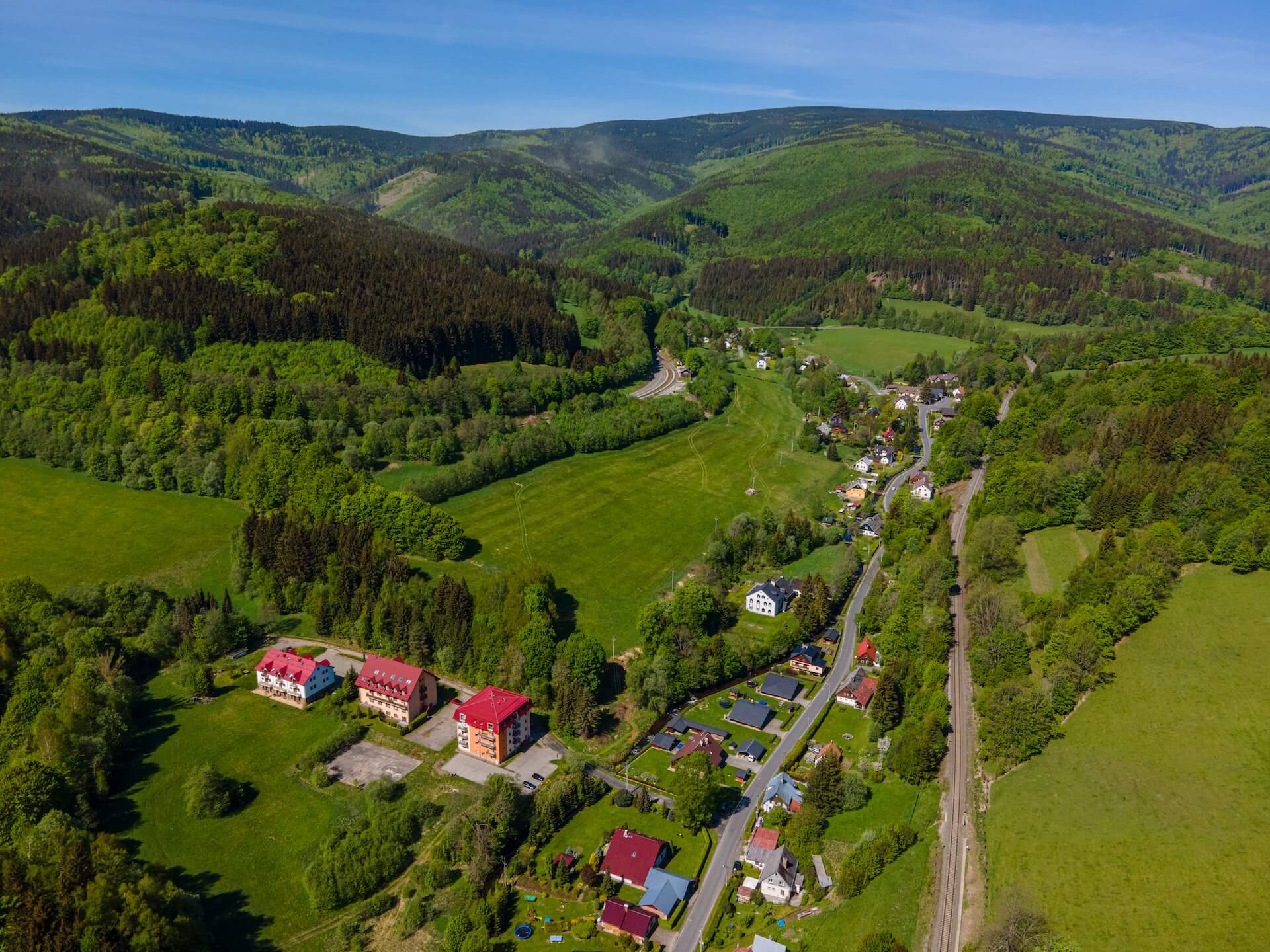 Horní Lipová – letecký pohled na obec v údolí Jeseníků