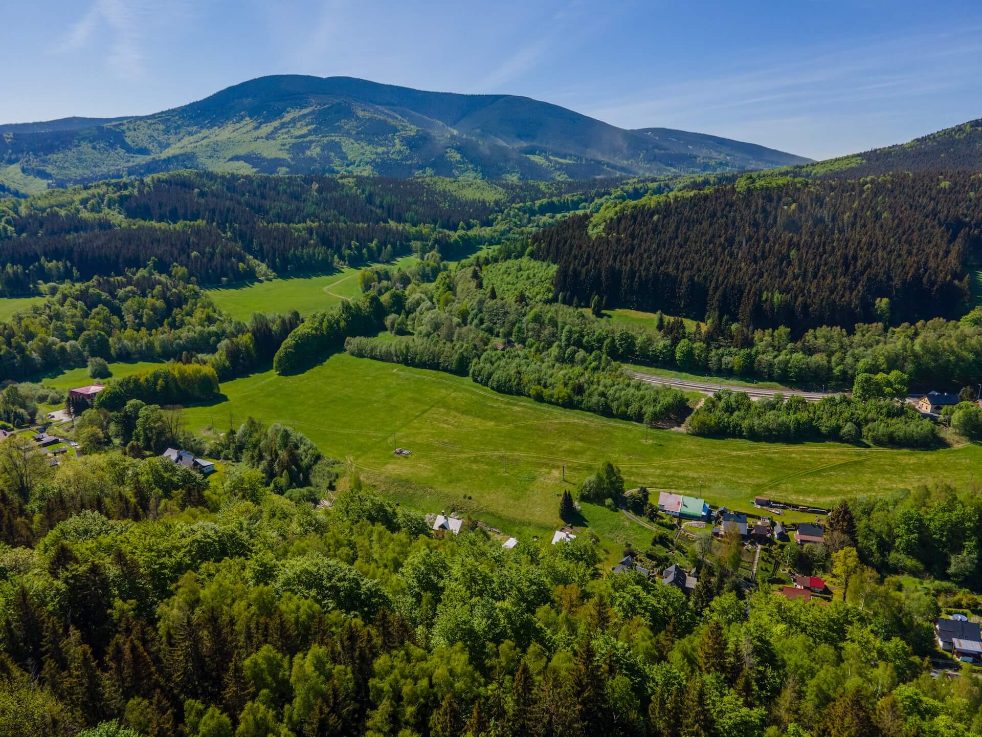Horní Lipová – letecký pohled na lokalitu v horské krajině
